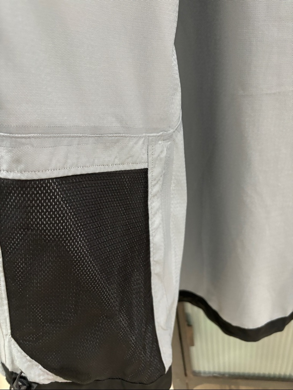 Mountain Hardwear Black Hooded Rain Jacket. - Picture 3 of 9
